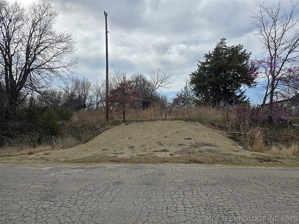 1st image of 2865 4th St