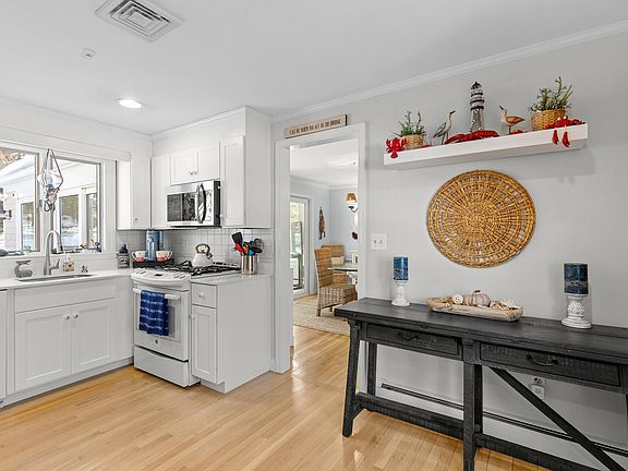 4th image of 1415 Old Post Road