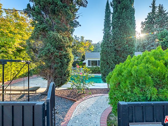 2nd image of 10948 Fruitland Dr
