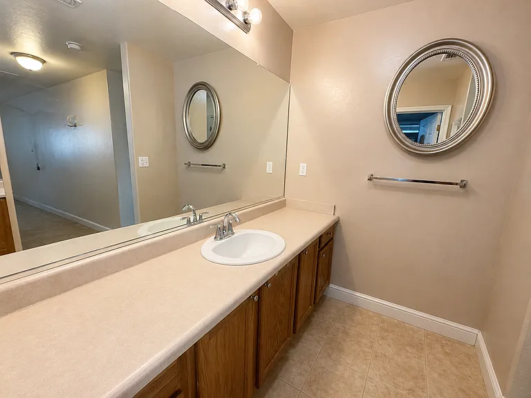 3290 N Vista Ave — Photo 12