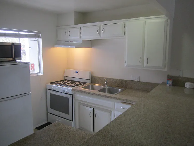 320 Wall St — Photo 12