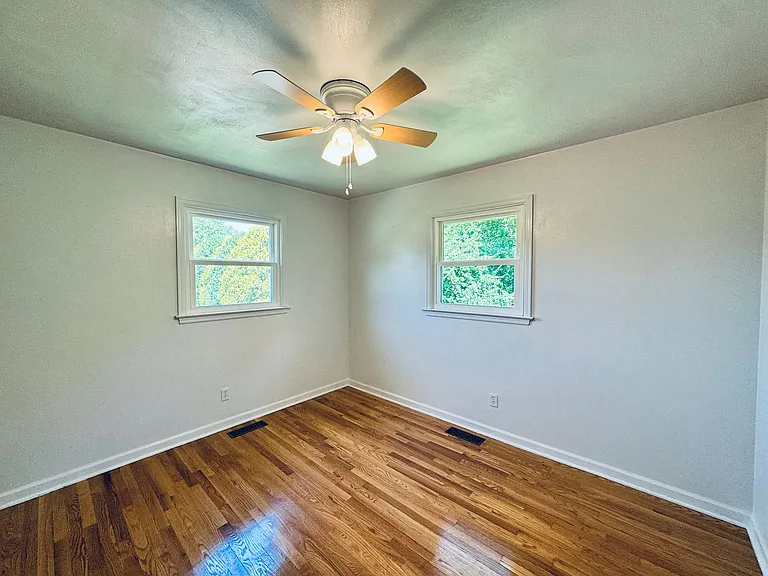 1027 Woodhaven Dr — Photo 6