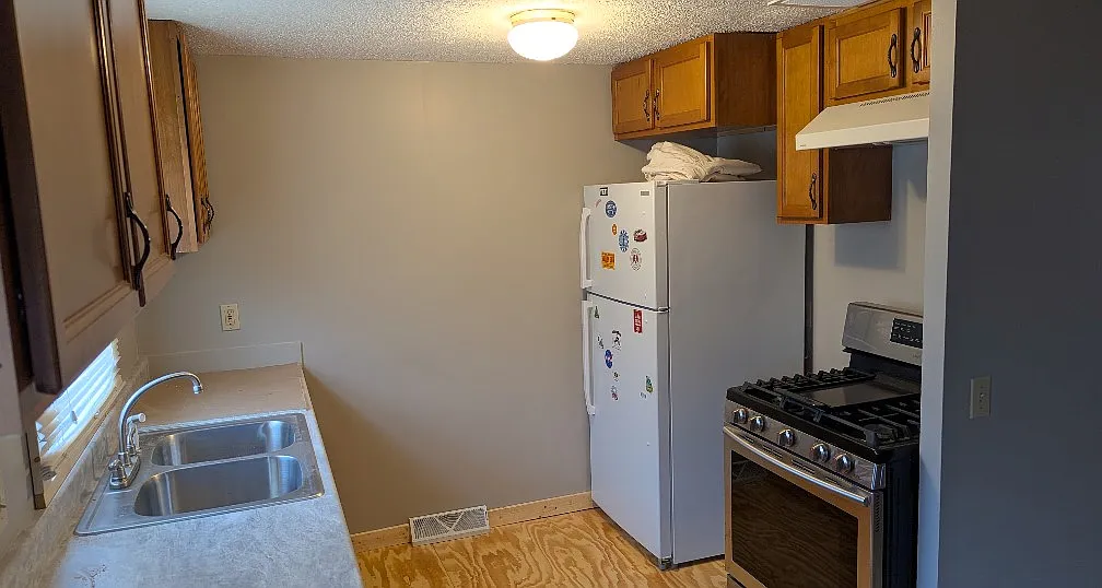 3 bed, 1.5 bath, 912 sqft, $1,100 — Photo 3