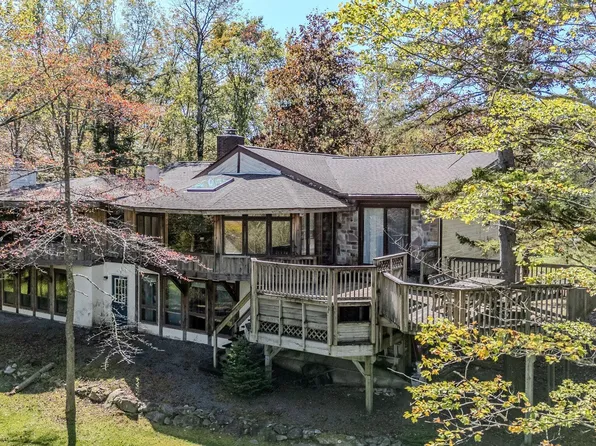 1601 Lake Ln, Pocono Lake, PA 18347
