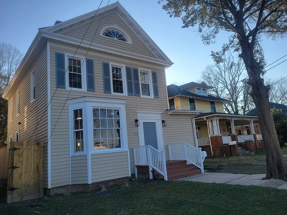 735 Riverside Ave