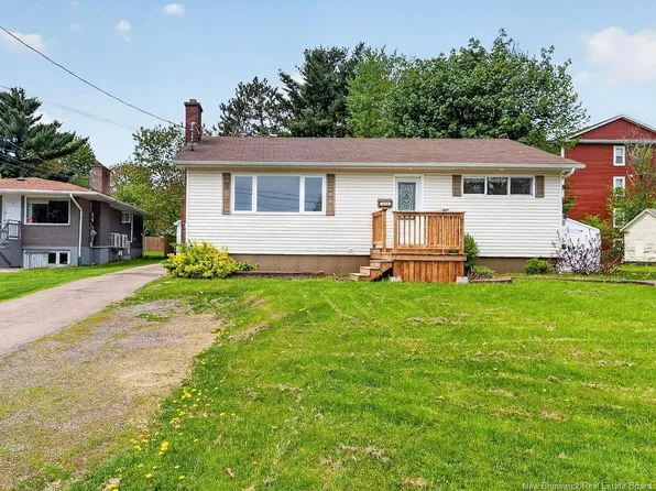 242 Broadway St, Moncton, NB E1A 3Y6