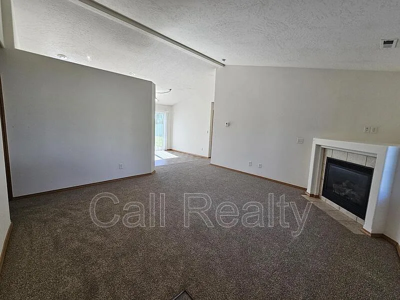 3 bed, 2.0 bath, 1198 sqft, $2,100 — Photo 3