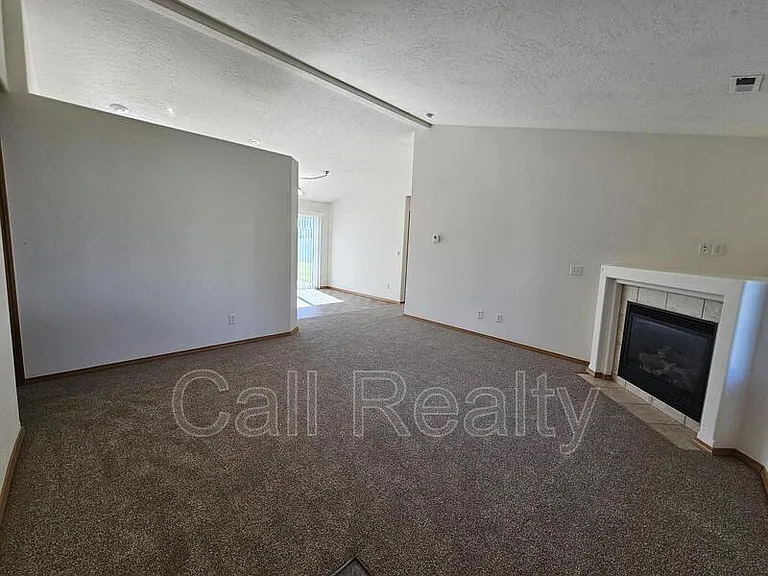 826 N Fox Ridge Rd — Photo 3