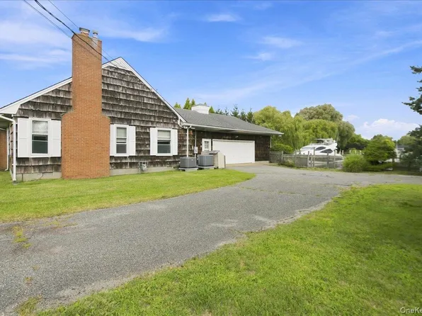 3 The Moor, East Islip, NY 11730