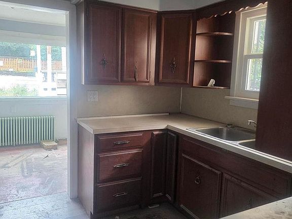 4th image of 236 Pine St