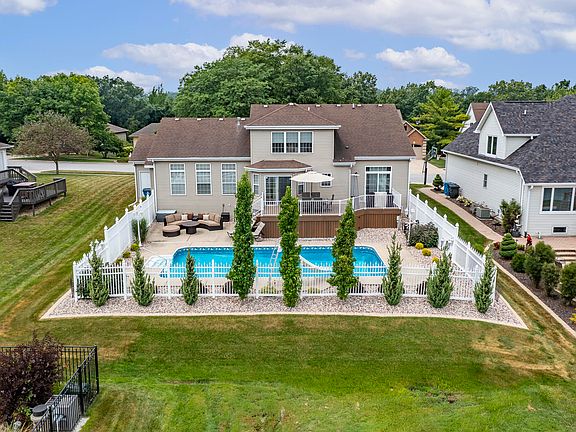 4th image of 673 Davis Cir