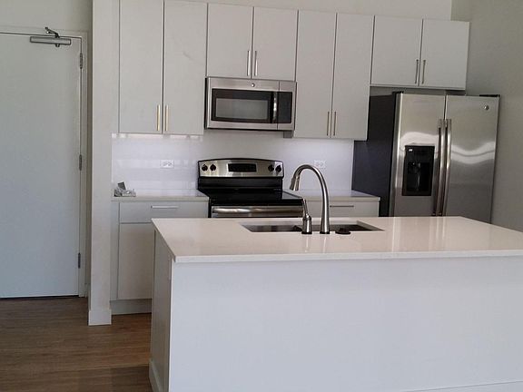 2nd image of 1221 N La Salle Dr APT 302