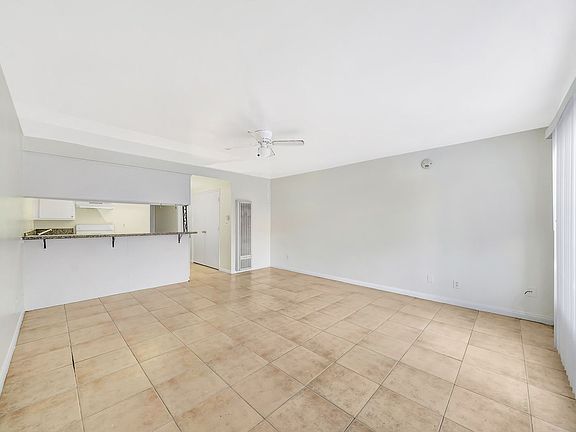 4th image of 14902 Gilmore St