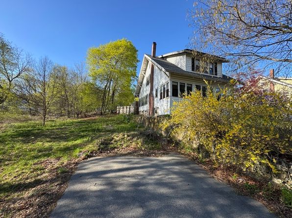 221 Pelham St, Methuen, MA 01844