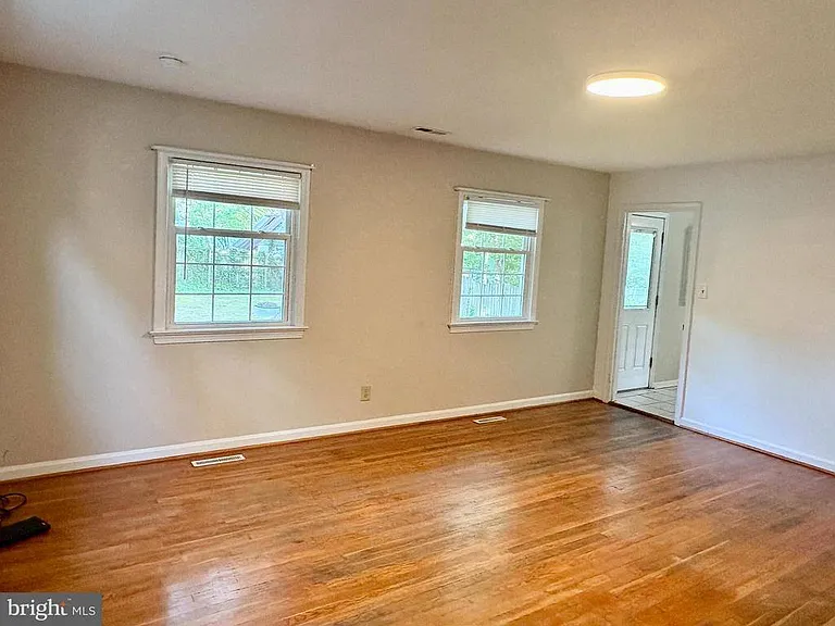 1316 Rowe St — Photo 10