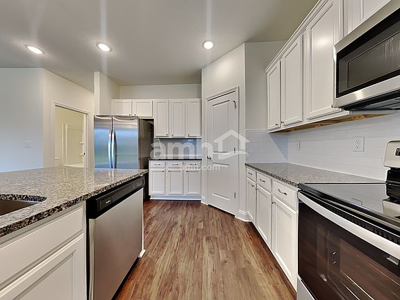 3rd image of 302 Banyan Forest Dr