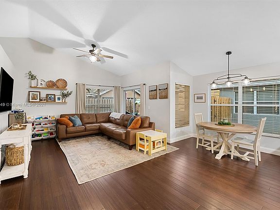 4th image of 2724 Pinewood Ct