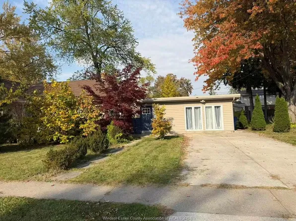 307 Sacred Heart Dr, Lasalle, ON N9J 1T1