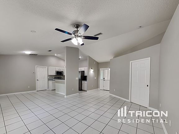 4th image of 32 Freeland Ln