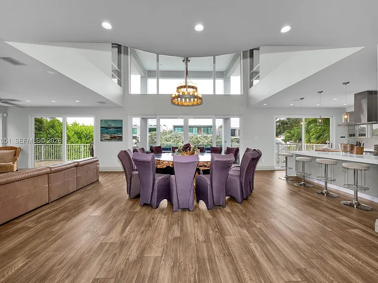 1076 NE Little River Dr — Photo 4