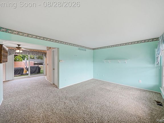 4th image of 28365 Queens Ct