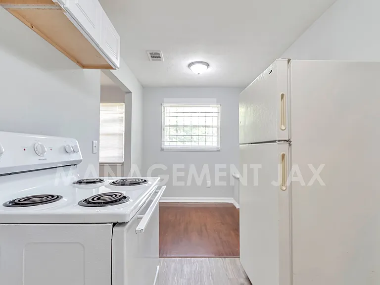 2128 W 15th St — Photo 2