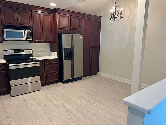 4th image of 3948 Meadowview Dr N