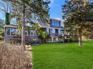 2300 N Oakwood Rd, Laurel, NY 11948