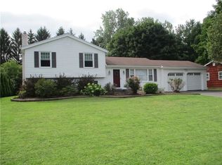 933 Little Bardfield Rd, Webster, NY 14580