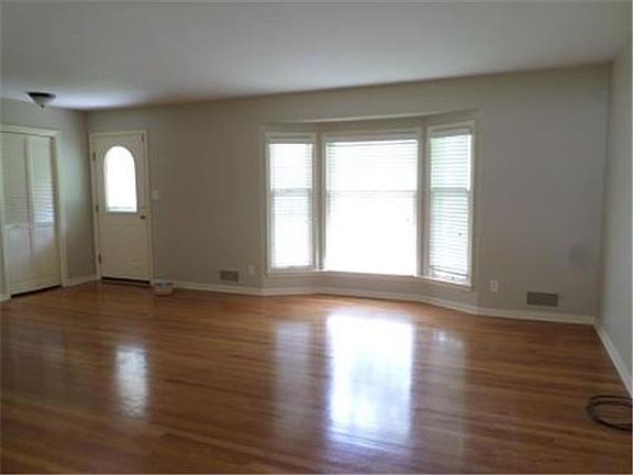 4th image of 11114 Grand Ave