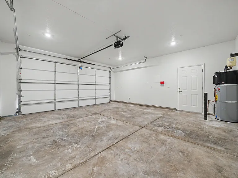 2426 Village Dr — Photo 37