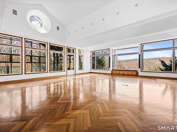 5th image of 160 Lantern Ridge Road