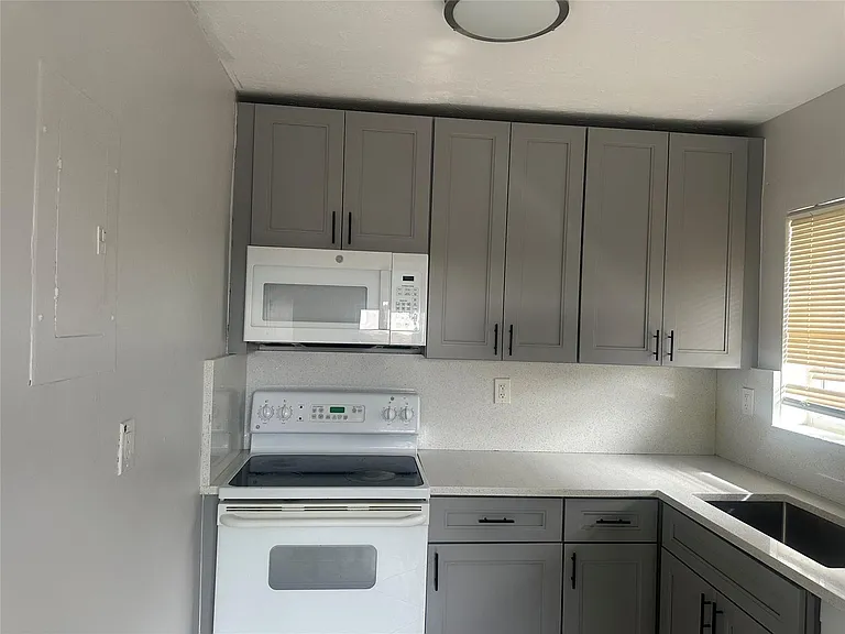 6109 SW 30th St #4 — Photo 10