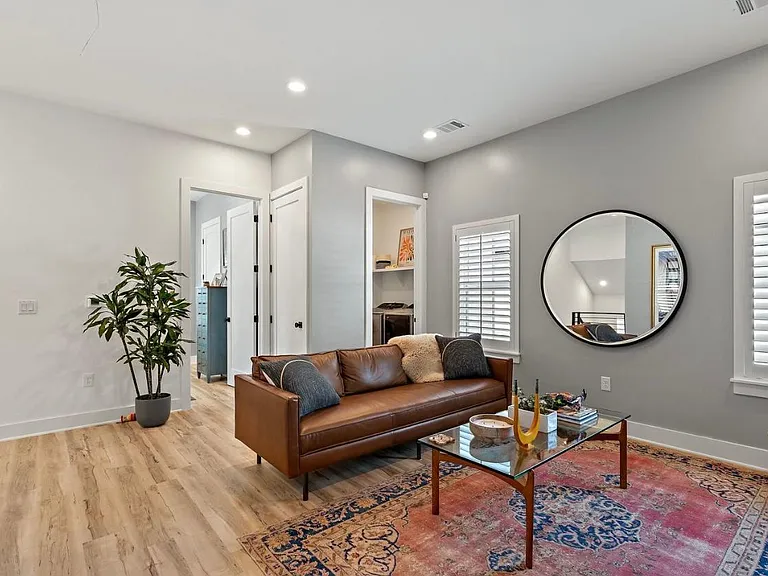 618 Montopolis Dr — Photo 24