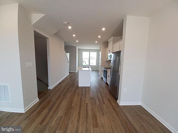 4th image of 182 Coolidge Ave