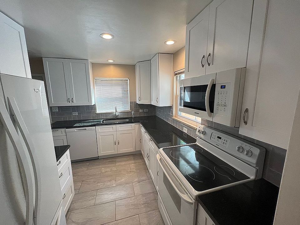 Kitchen w\Granite Countertop