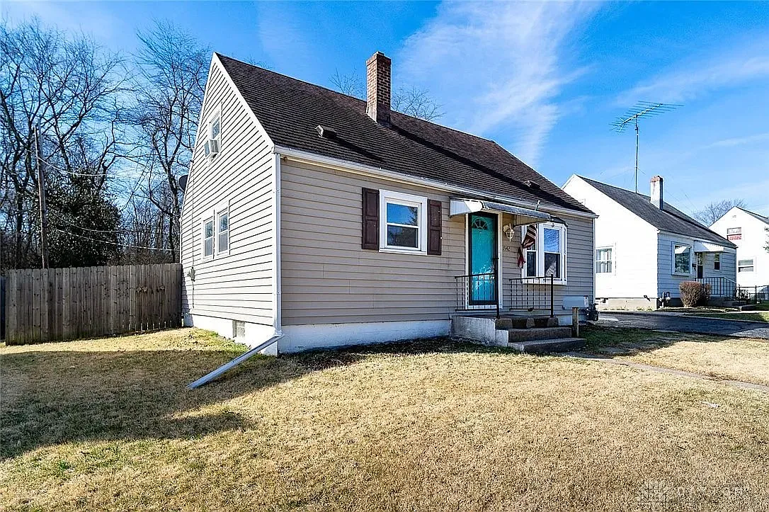 3 bed, 1.0 bath, 1015 sqft, $1,297 — Photo 2