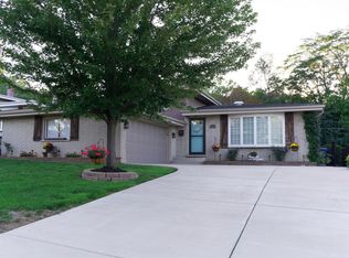 8440 Forest Dr, Hickory Hills, IL