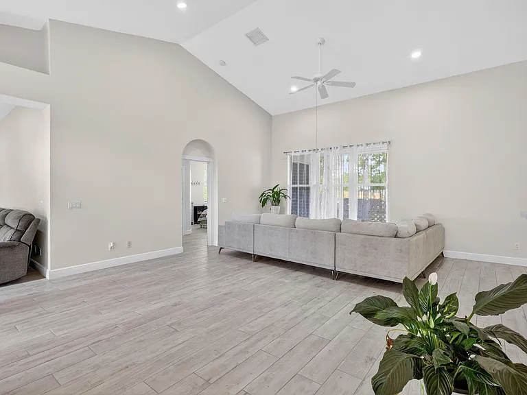 1571 SW Hunnicut Ave — Photo 4