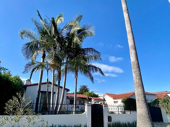 Private Estate with Driveway Gate