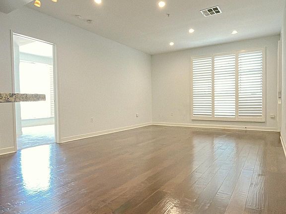4th image of 21301 Erwin St Unit 305