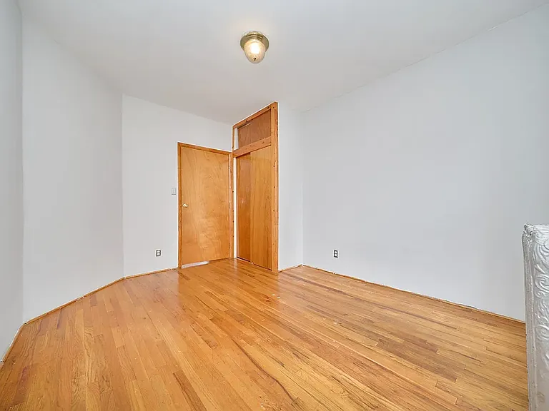 501 1/2 W 43rd St #5E — Photo 7