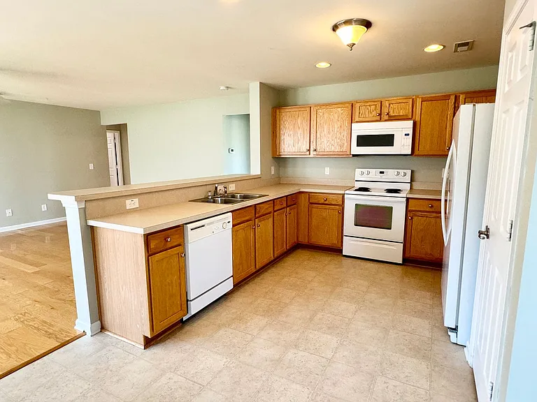 420 Hillsborough Dr — Photo 4