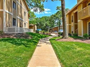 572 Fieldmount Dr, Kirkwood, MO 63122