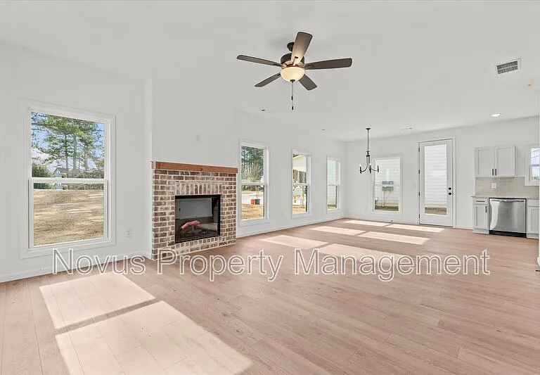 97 Carroll Cir — Photo 3