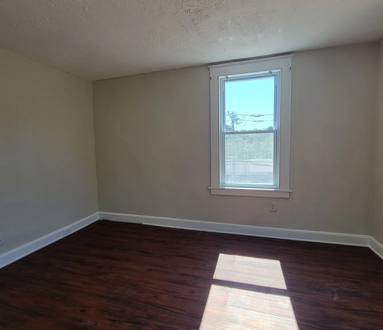 2 bed, 1.0 bath, 3816 sqft, $1,350 — Photo 3
