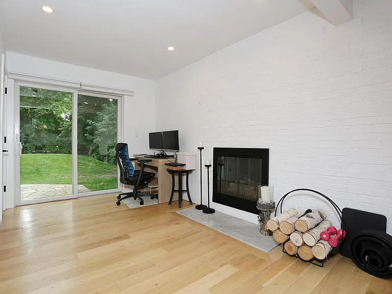324 Godwin Ave — Photo 11