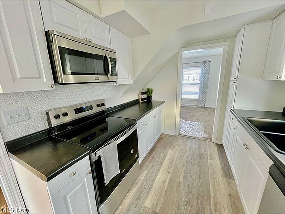 5th image of 232 Hawthorne St