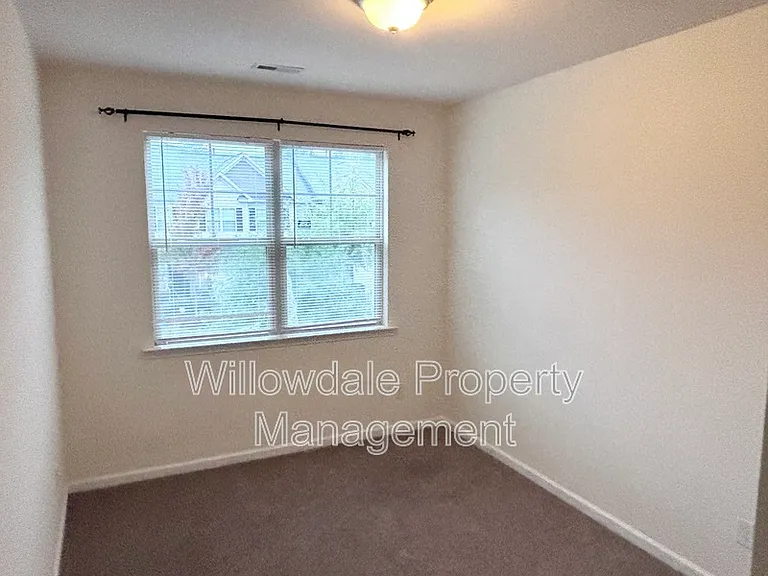 535 Whitworth Ln — Photo 9
