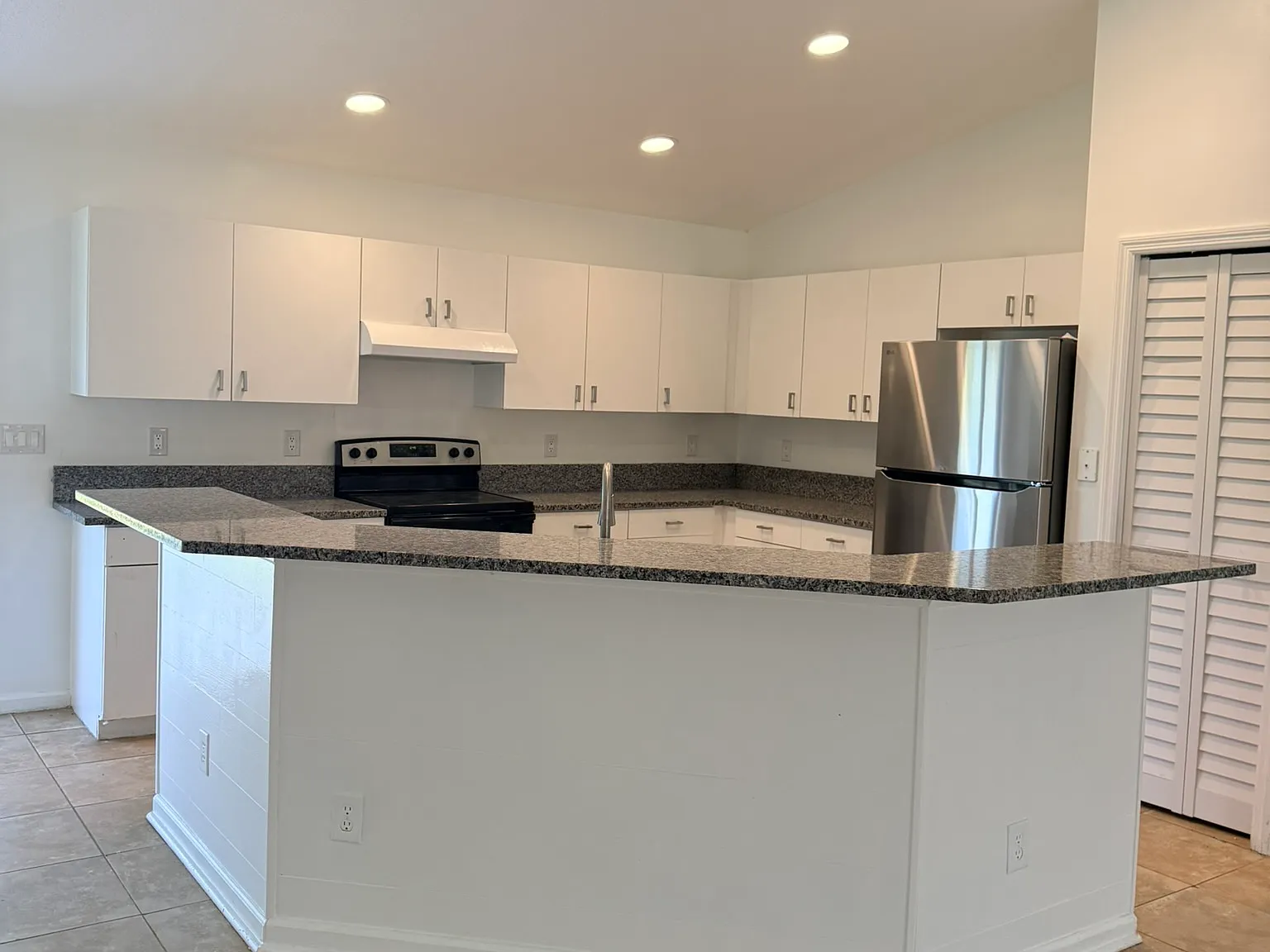 3 bed, 1410 sqft, $2,300 — Photo 2